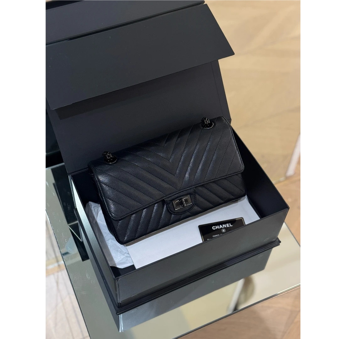 99新 Chanel/香奈儿 2.55中号，black全黑口盖包 成色不错23开