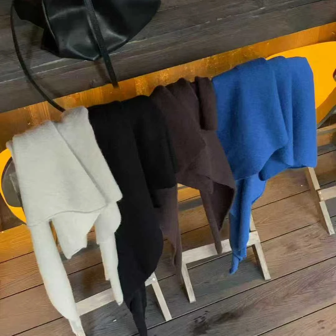 25099时髦入冬必备单品~韩标原版三角披肩~