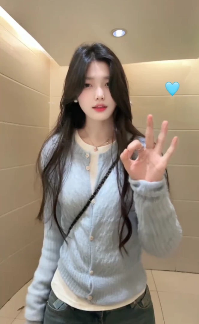 韩系2025秋冬新款简约纯欲百搭叠穿单排扣圆领长袖针织开衫上衣女