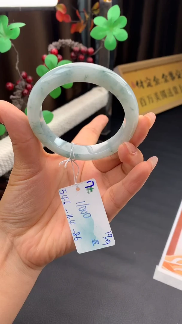 未镶嵌手镯翡翠自带#送人#，联系客服核对地址~