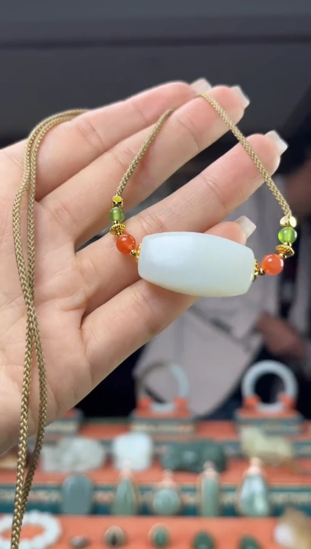 颈饰未镶嵌和田玉佩佩