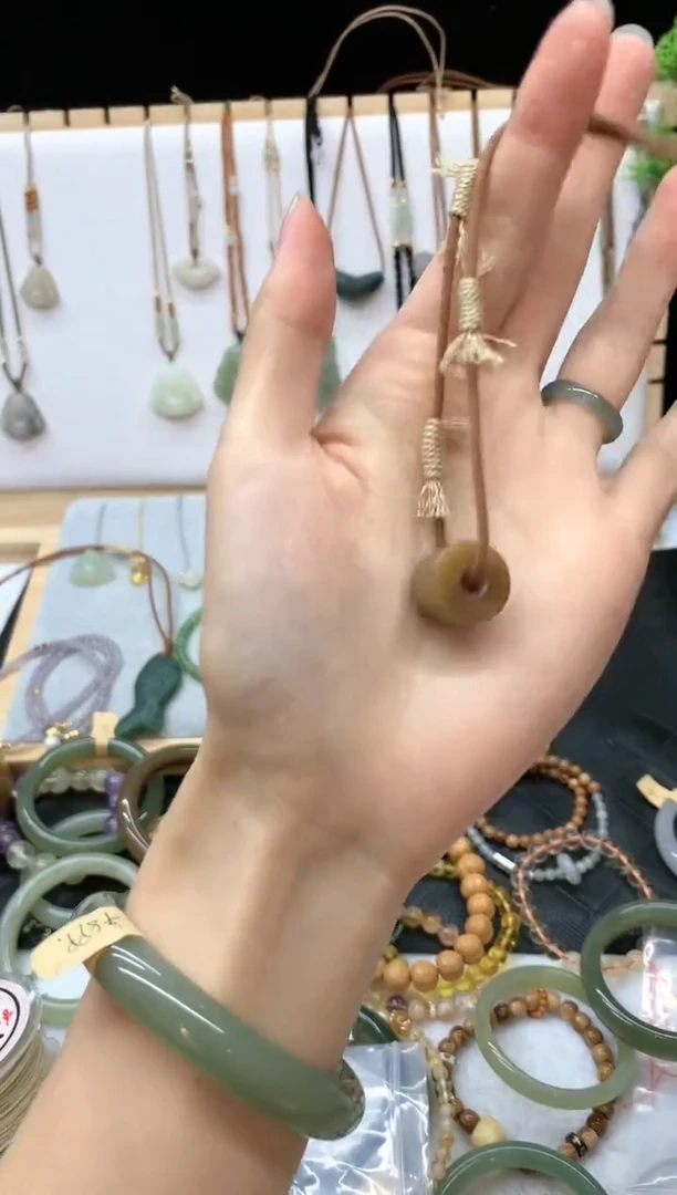 颈饰未镶嵌和田玉）路路通4