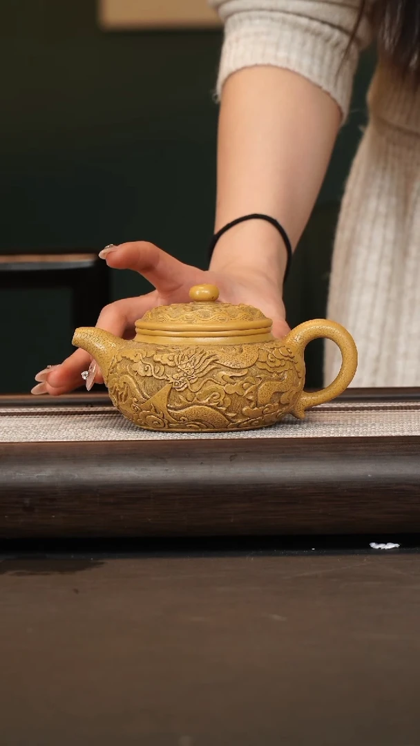 茶壶紫砂徐秀文/黄金砂/浮雕仿古/280c