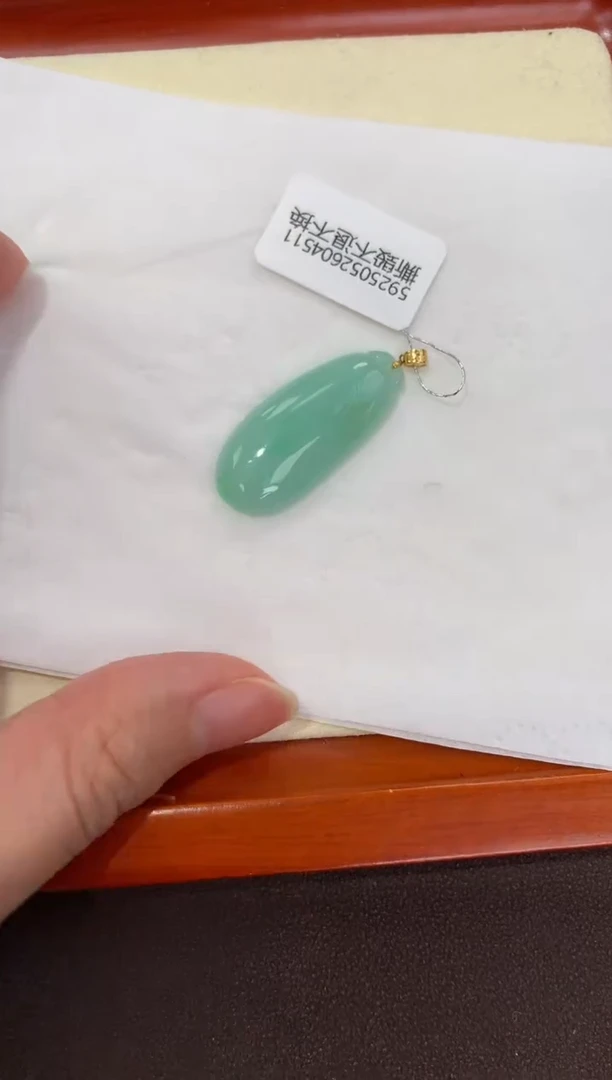 翡翠18K金镶嵌颈饰天然缅甸a货翡翠