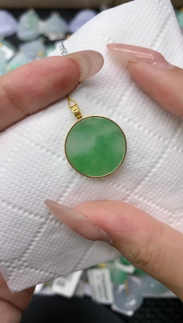 颈饰18K金镶嵌翡翠 1111111111