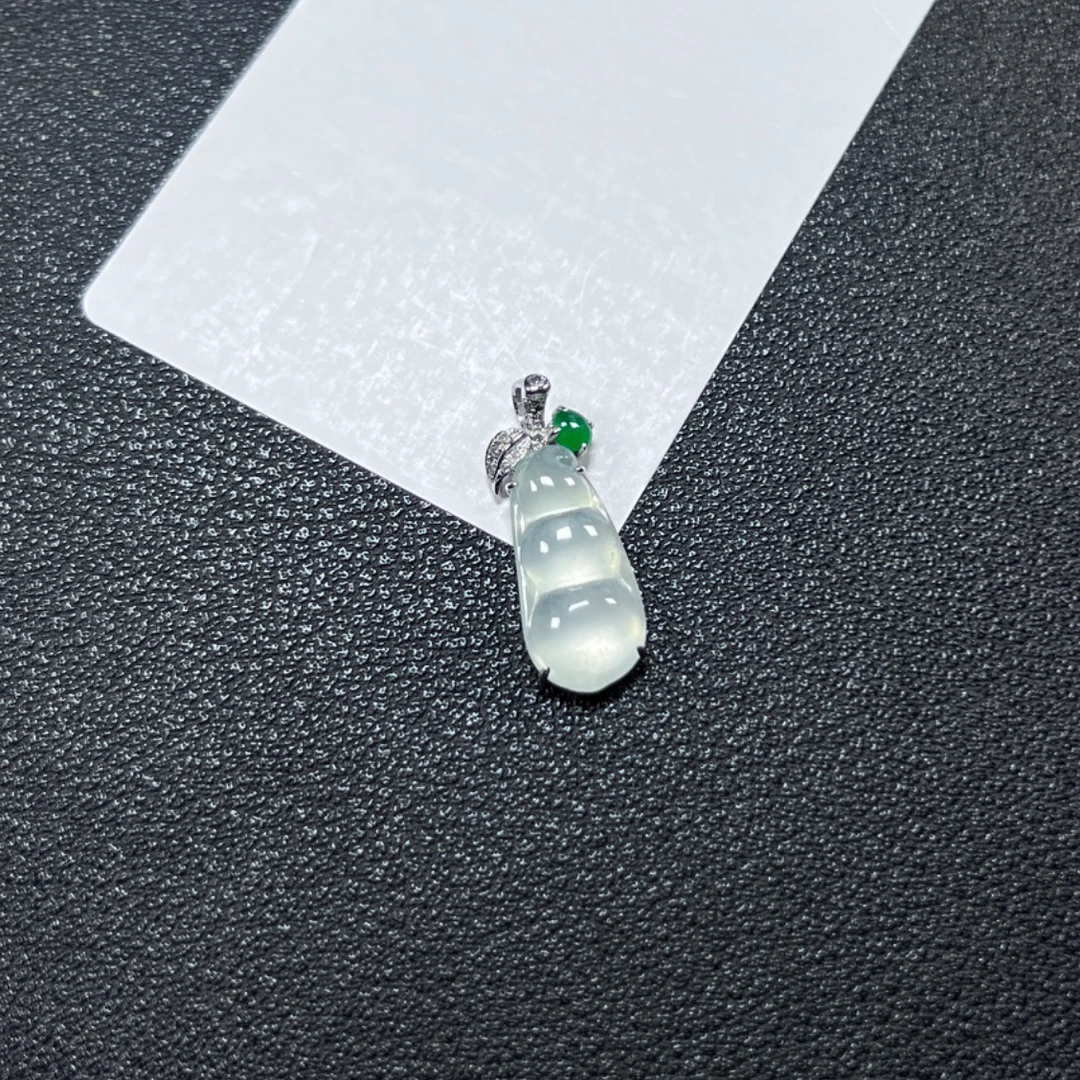 天然缅甸A货翡翠福豆吊坠
