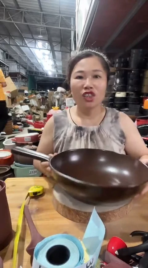 瑕疵不圆咖色手把炒锅