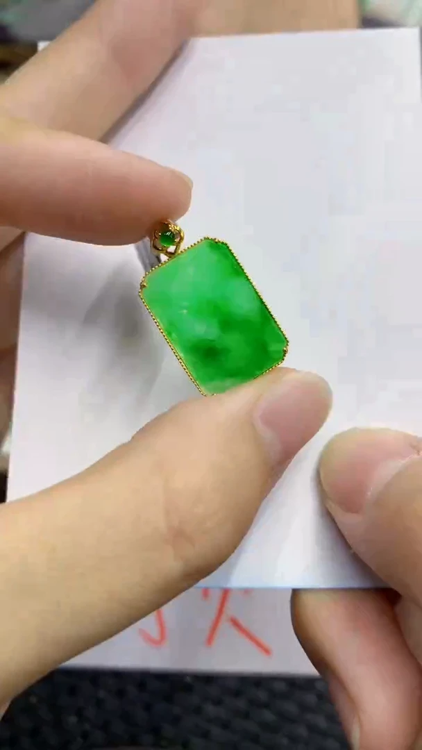 翡翠18K金镶嵌颈饰             8
