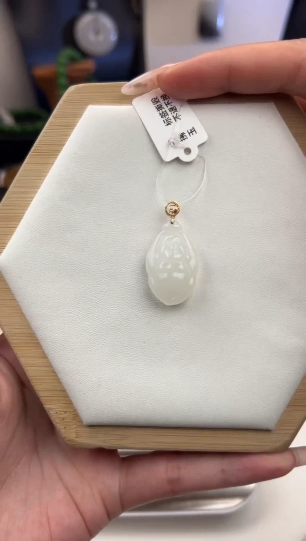 吊坠(不含链)18K金镶嵌和田玉399