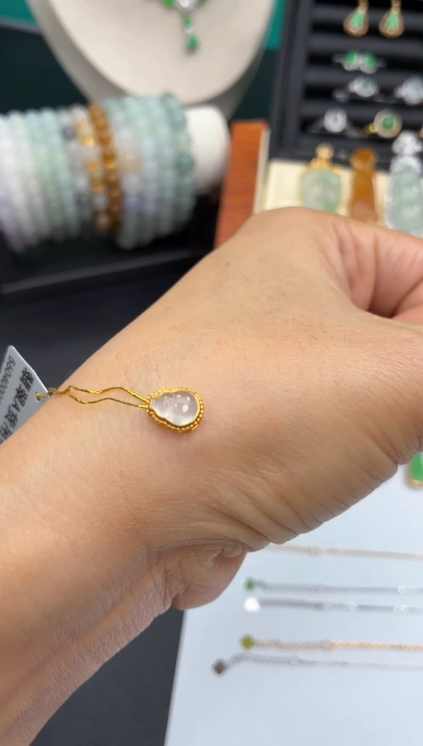 颈饰18K金镶嵌翡翠天然翡翠A货