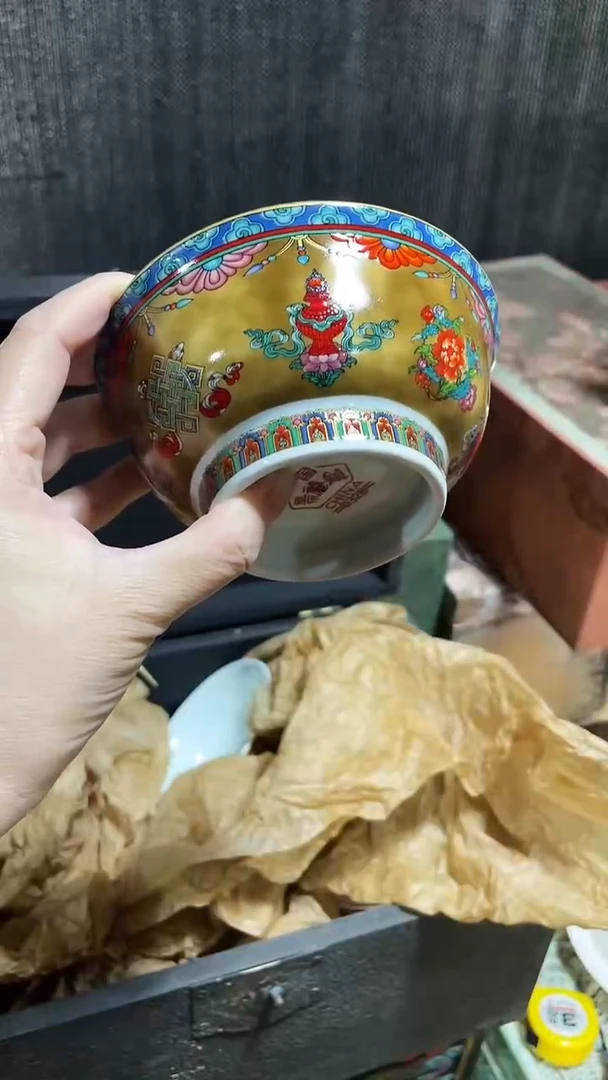 碗景德镇绿稀土八宝纹碗