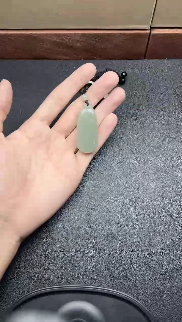 吊坠(赠链)未镶嵌和田玉且末微色差近矿吊坠