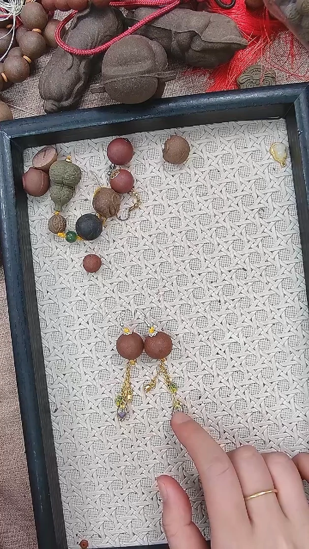 木一****鹰花香红麝单珠加提溜耳饰设计款