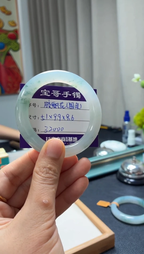 翡翠手镯未镶嵌翡翠手镯