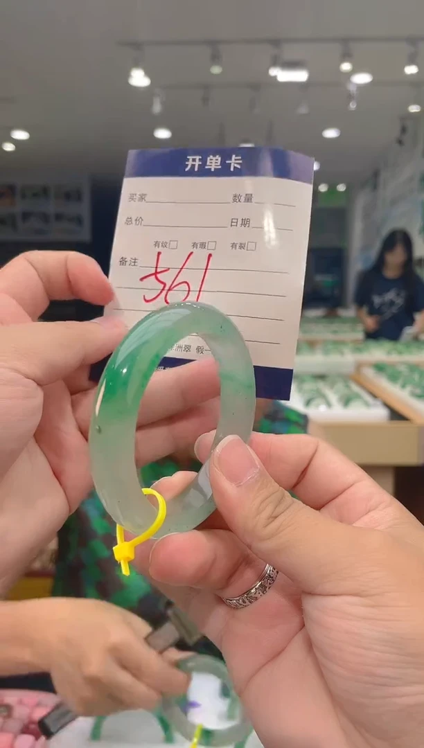 石英质玉（非洲翠）手镯未镶嵌天然冰飘花