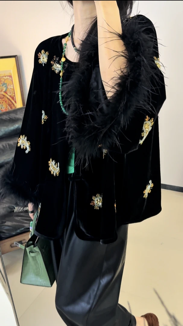 李豆儿 小众定制《袖口鸵鸟毛》重工中古风手工钉珠丝绒外套