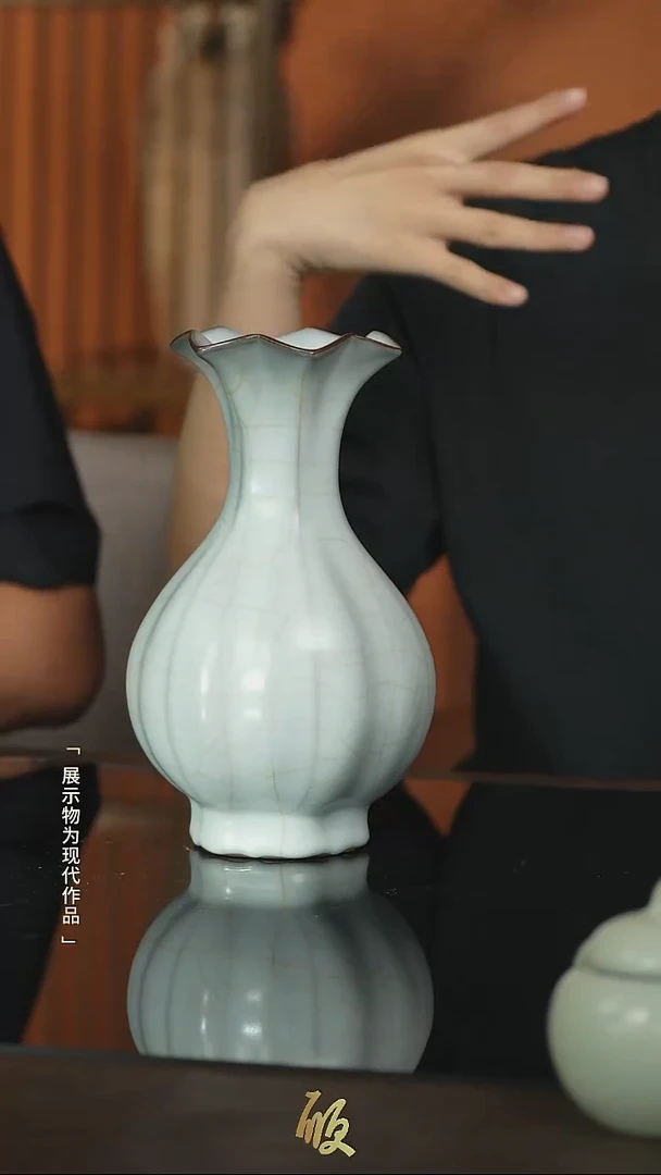 刘氏|花口瓜棱瓶-CJ