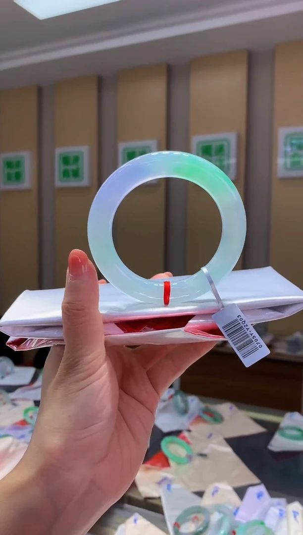 翡翠手镯未镶嵌-C9 圈口56