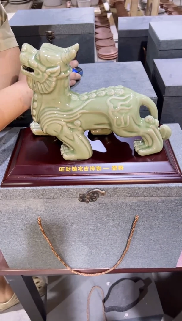 耀州窑青瓷貔貅摆件