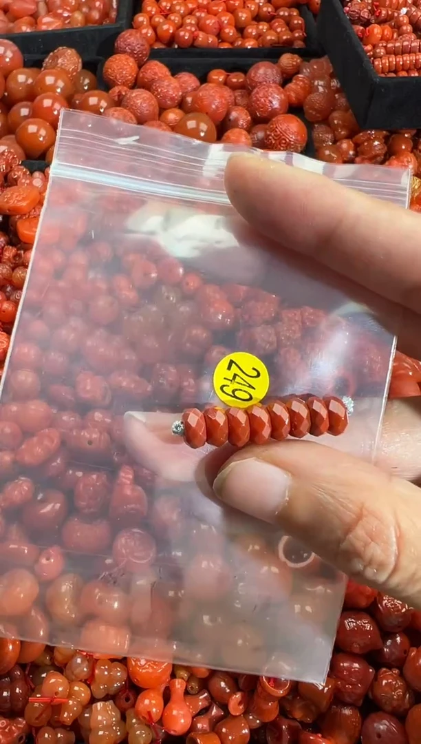 南红玛瑙未镶嵌颈饰1