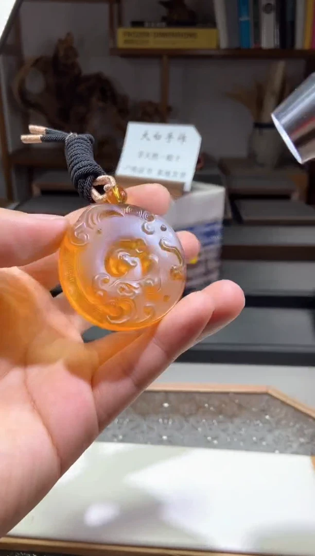 琥珀颈饰未镶嵌龙凤呈祥
