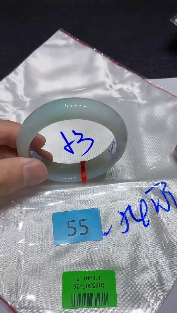 翡翠手镯未镶嵌翡翠手镯