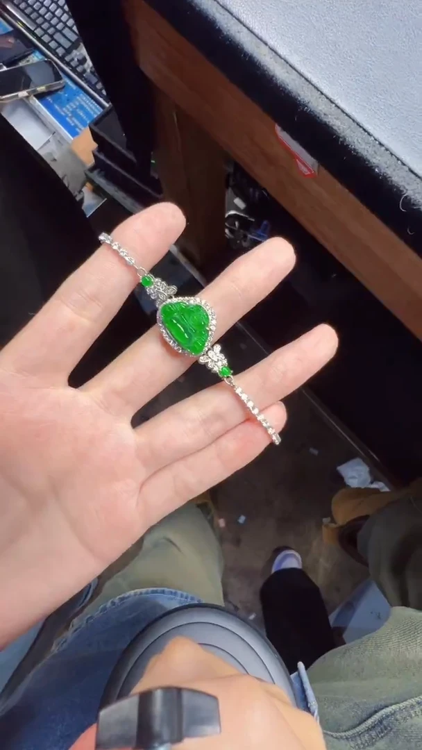 未镶嵌定制翡翠翡翠A货有轻微色差属于正常现象，手链多样性发货1