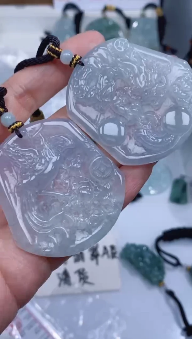 颈饰未镶嵌翡翠吊坠 一对