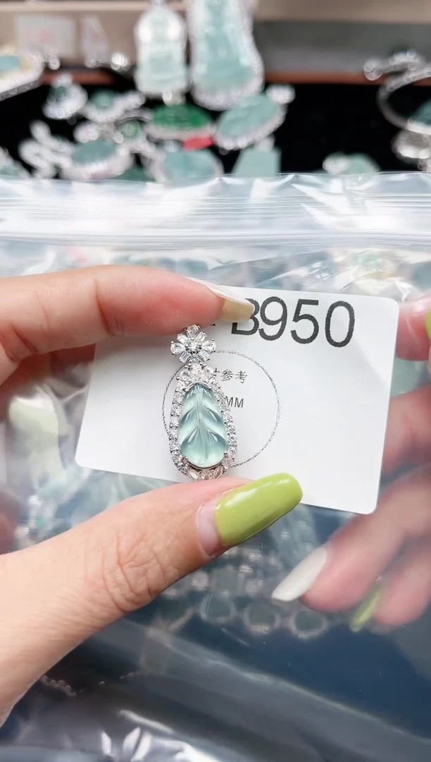 【闪购商品】翡翠颈饰未镶嵌赠皮绳950