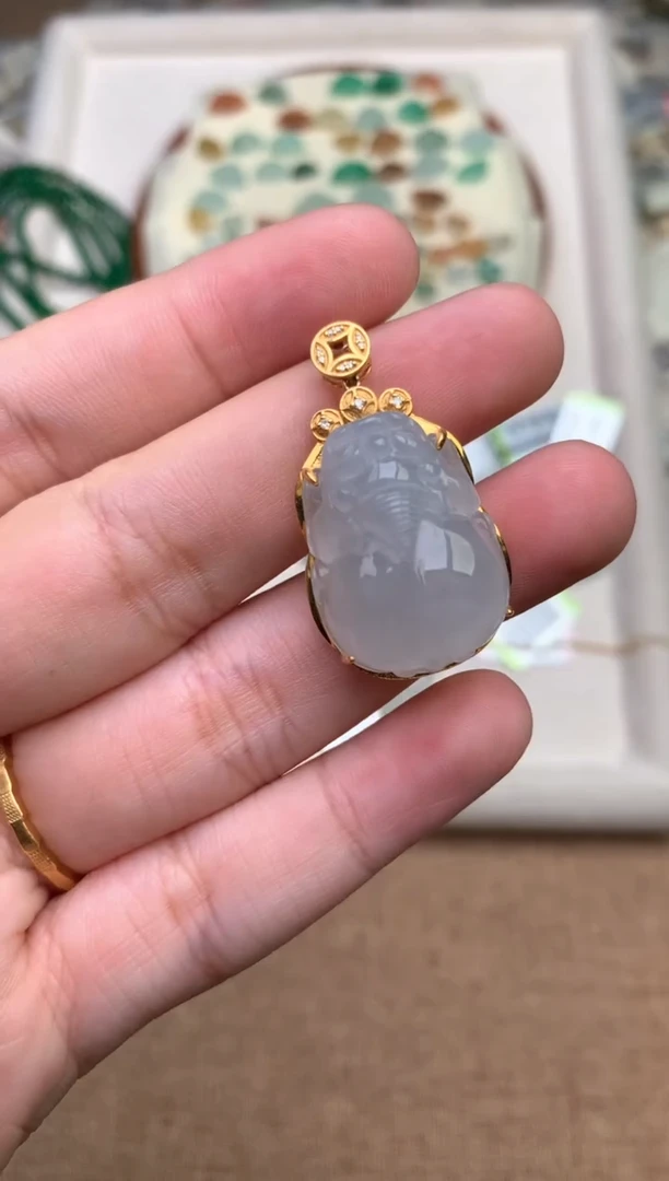 18K金镶嵌挂件翡翠一