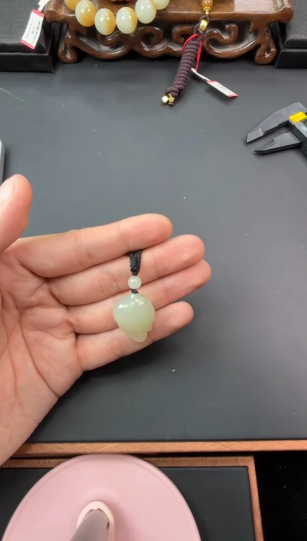 【闪购商品】和田玉吊坠(赠链)未镶嵌且末微色差迪克兰吊坠