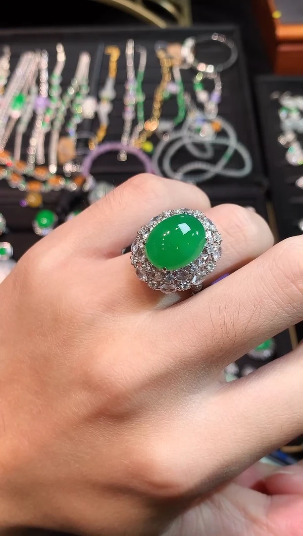 18K金镶嵌戒指翡翠高冰满绿大蛋面戒指