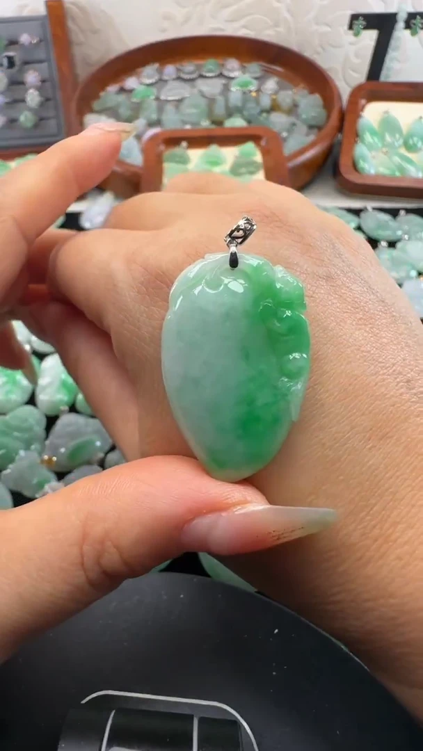 颈饰18K金镶嵌翡翠桃