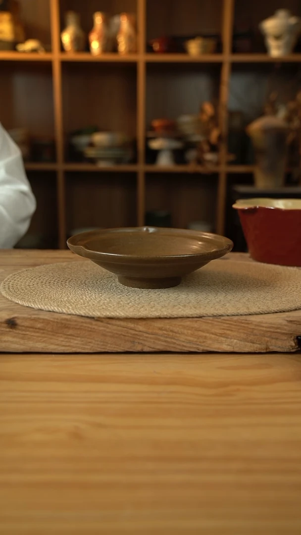 972咖色系列的手捏内螺纹盘子1个