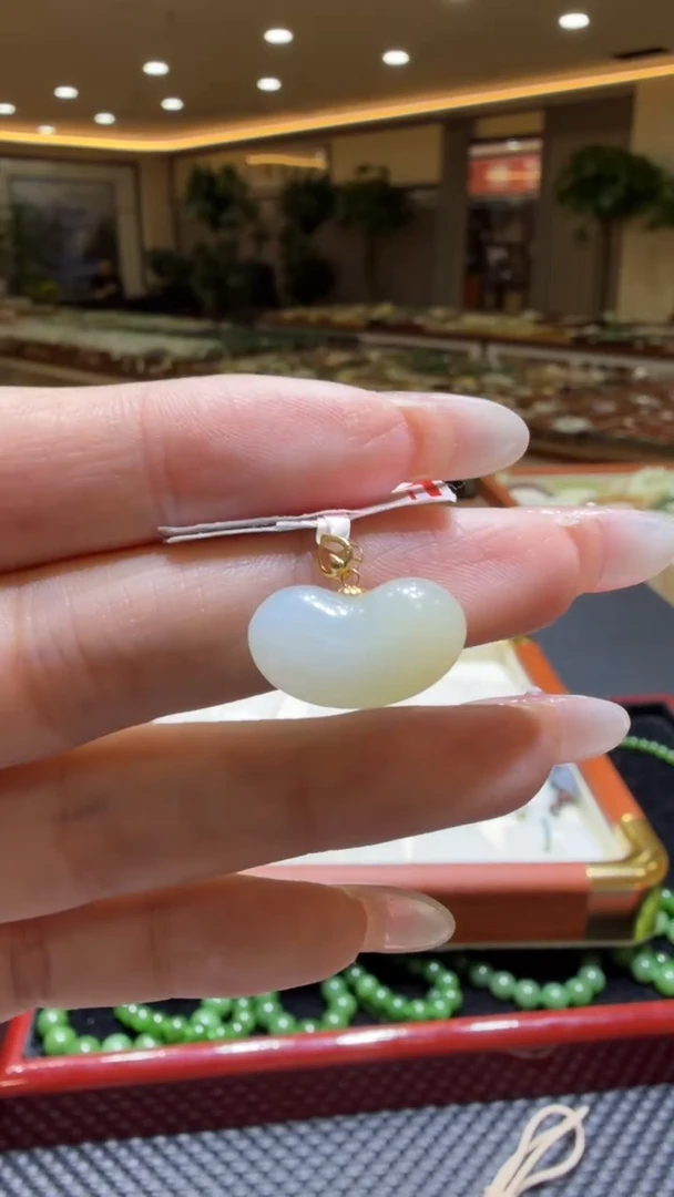 颈饰18K金镶嵌和田玉挂件