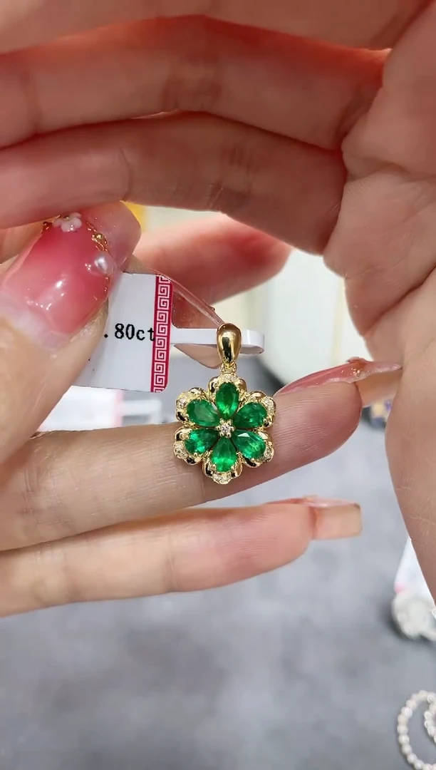 18K金镶嵌祖母绿吊坠花朵款 约1.80ct