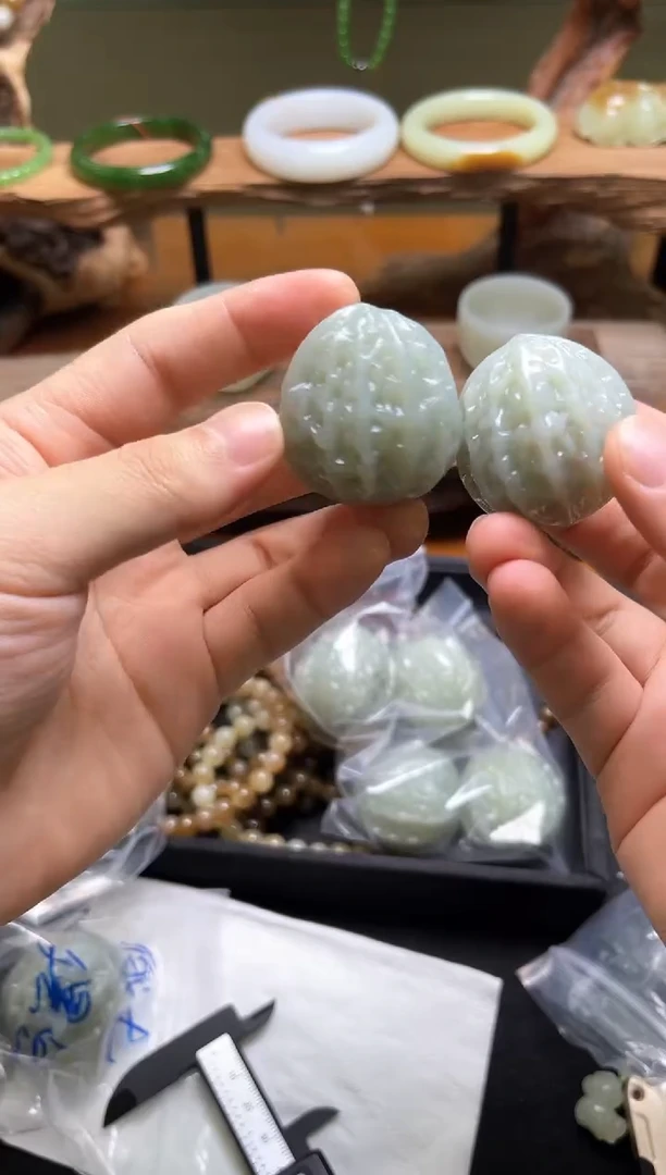 未镶嵌和田玉把件且末青白 核桃一对 2