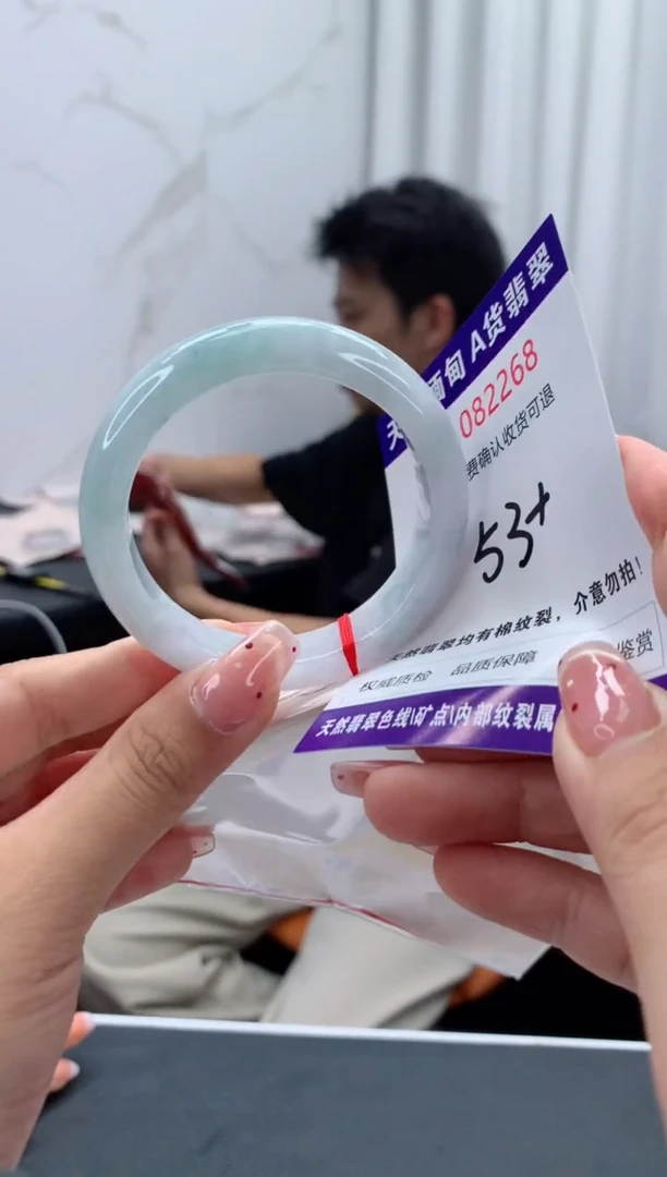 未镶嵌手镯翡翠有纹，完美者勿拍