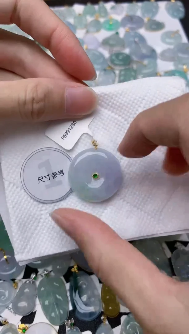 颈饰18K金镶嵌翡翠天然A货翡翠