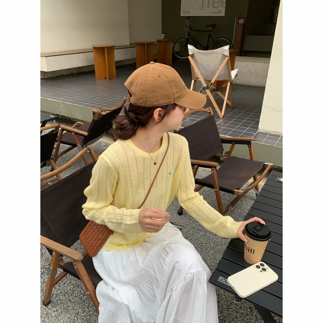 韩系别致后背镂空纽扣设计感黄色圆领针织衫女夏薄款显瘦长袖上衣