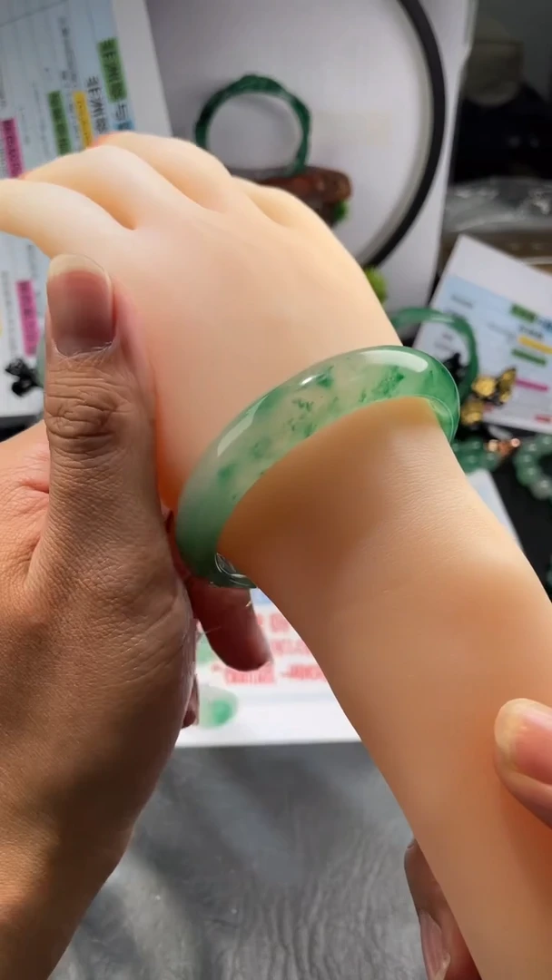 【闪购商品】石英质玉手镯未镶嵌非洲翠正圈59