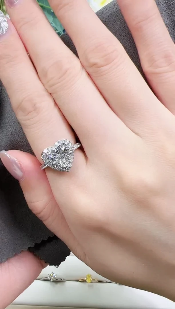 铂Pt950镶嵌实验室培育钻石心形围镶钻戒