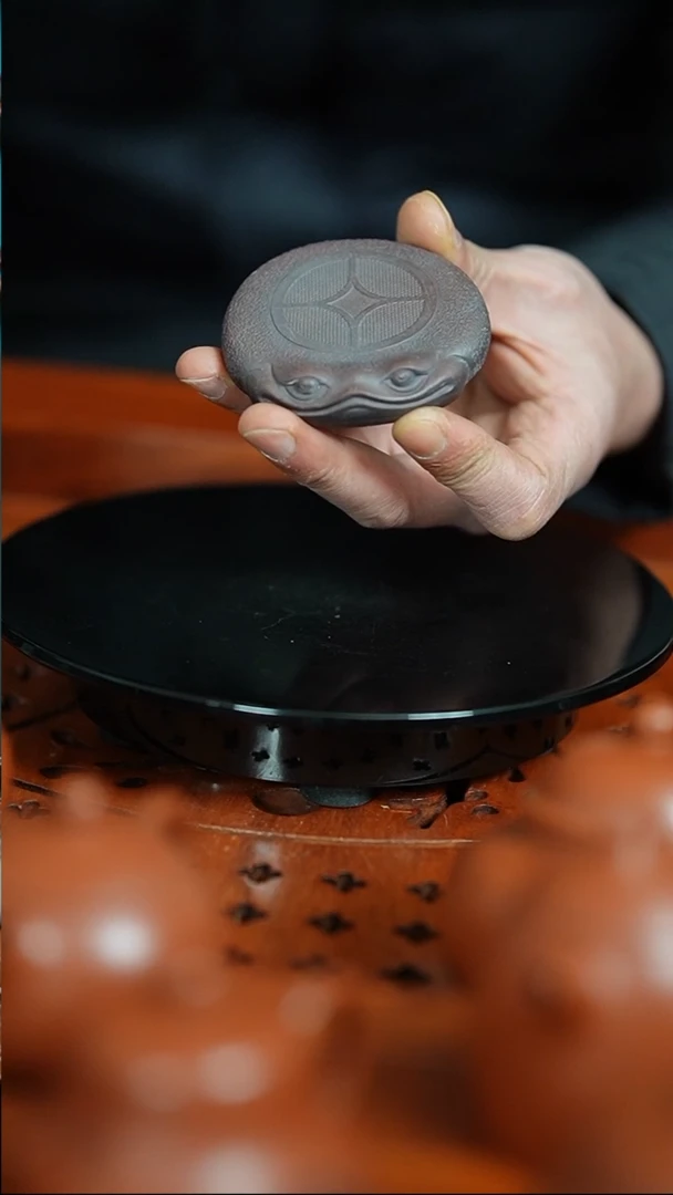 【闪购商品】紫砂茶宠古红泥刻绘金蟾壶承盖置