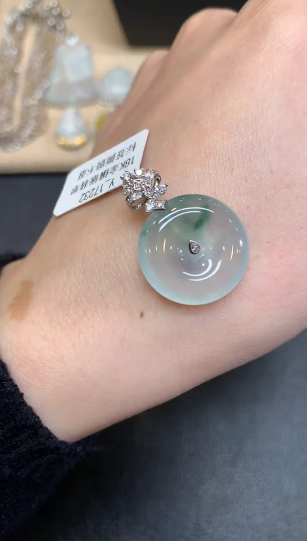 【闪购商品】翡翠颈饰18K金镶嵌平安扣【无服务费】