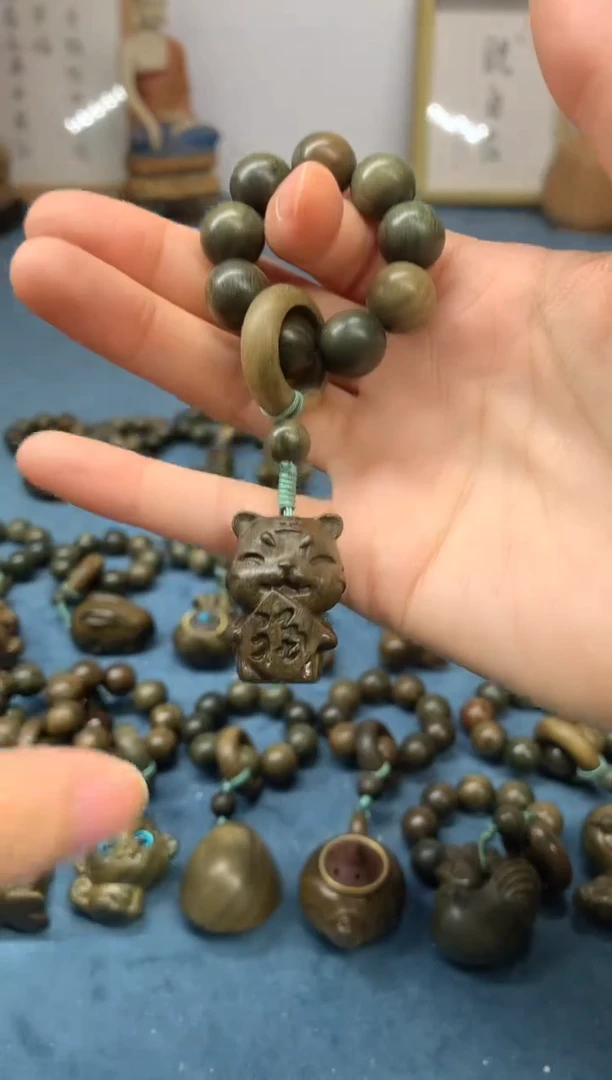 【闪购商品】维腊木（绿檀）把件小福虎 盘玩件