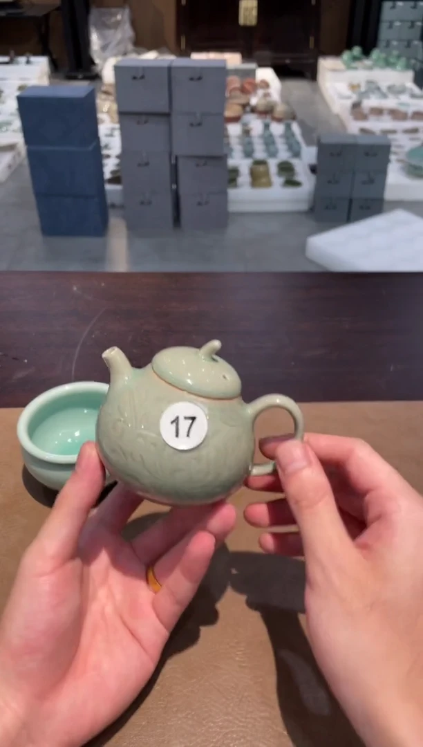 17窑承龙泉青瓷半刀梨型壶