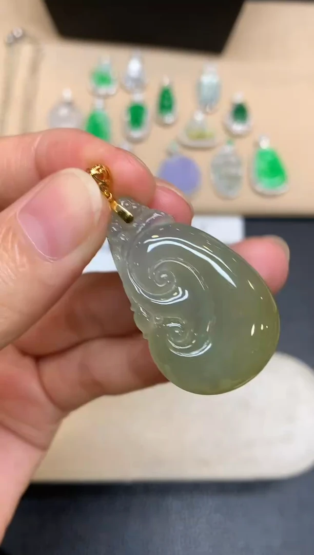 颈饰18K金镶嵌翡翠如意【无服务费