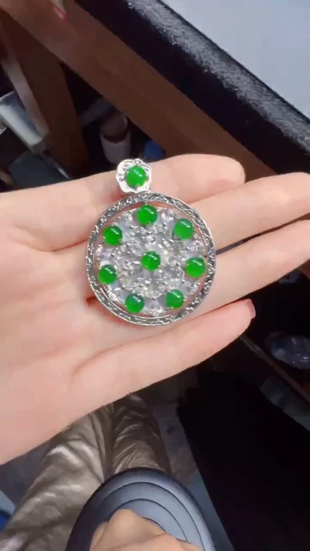 未镶嵌定制翡翠翡翠A货有轻微色差属于正常现象，吊坠多样性发货1
