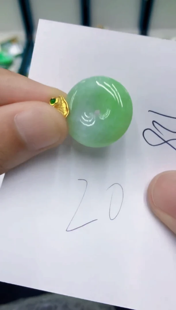 翡翠挂件未镶嵌翡翠