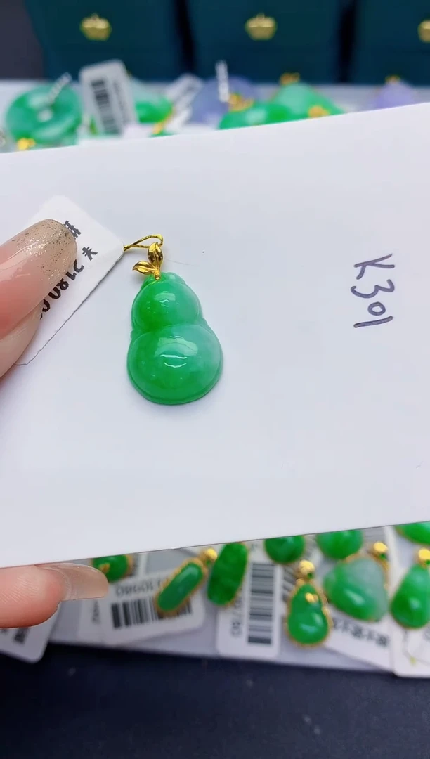 颈饰18K金镶嵌翡翠缅甸天然翡翠A货